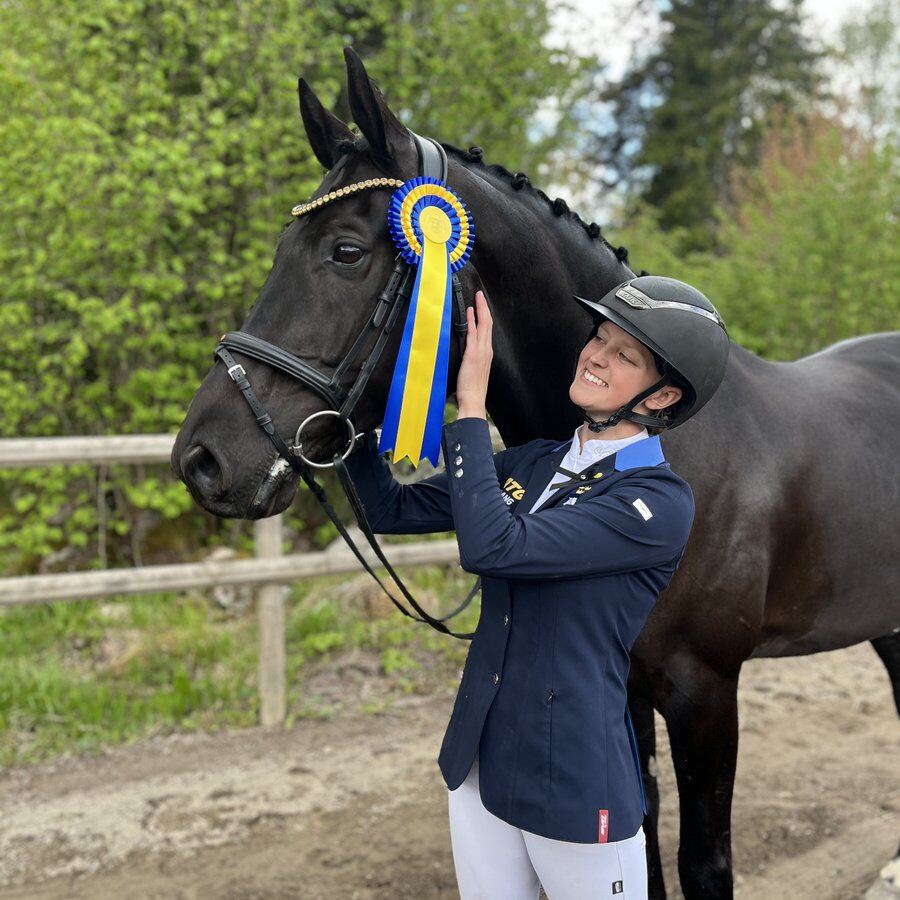 Jenny Glebenius och Libertys Akrobat efter en klass i working equitation